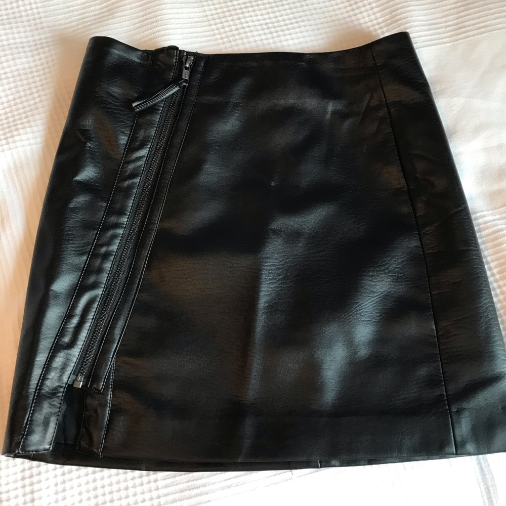 EUC Faux Leather Zip Skirt - 25 (I assume S)